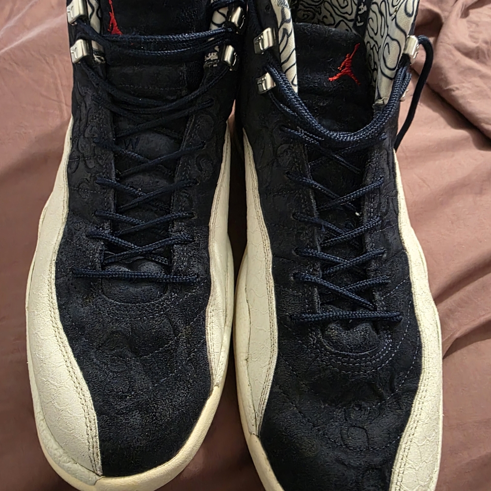 Jordan Sneakers with Red Insole and Black Pattern - Picture 2 of 5